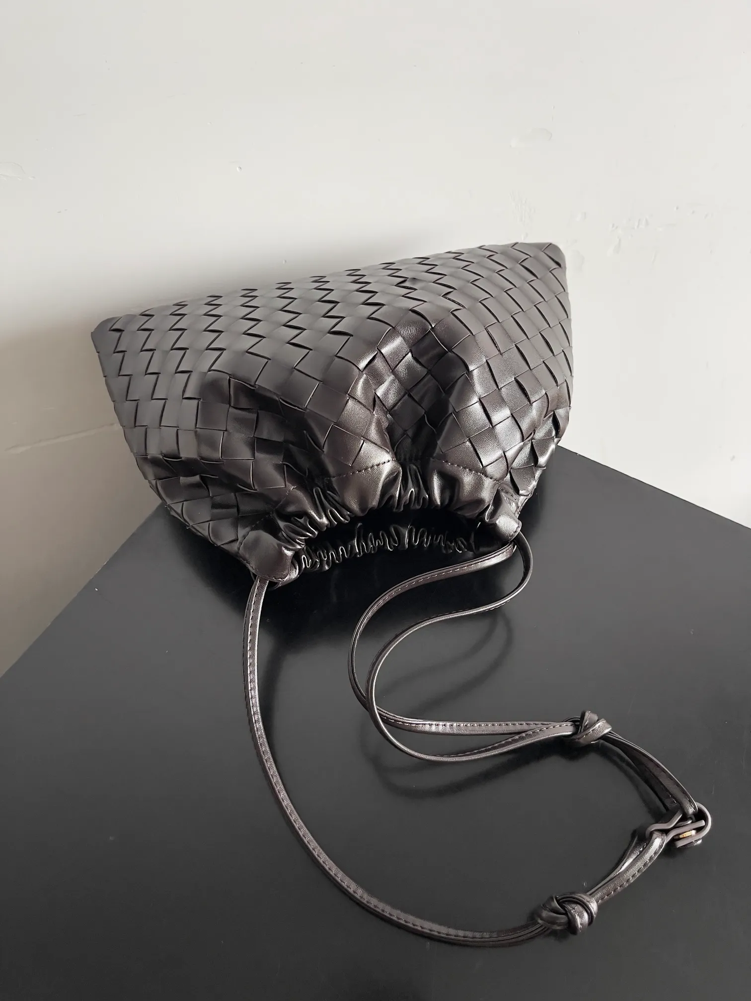 Batch 1560 Armpit bags have become a fashionable item that every girl has in their hands in recent years🛍️. The elegant and simple style has won the love of many people of different ages. However, there is an unavoidable trouble with armpit bags, that is, the capacity is too small, and BOTTEGA VENETA’s new Dustbag Considering people's travel needs, the capacity of garbage bags has been greatly upgraded. Folding umbrellas, water cups, and girls' makeup powder and lipstick can all be accommodated. It is very light and resistant to dirt. Even if you have a lot of things when traveling, it can reduce the burden to a certain extent. The shoulder straps are buckled and can be changed at will. It can be used for hand holding or as the liner of a large bag. After the drawstring is drawn, it looks like a cloud bag. It is very suitable for concave styling when traveling in summer🙋🏻‍♀️ Style number: 796728 Size: 32*23*1cm